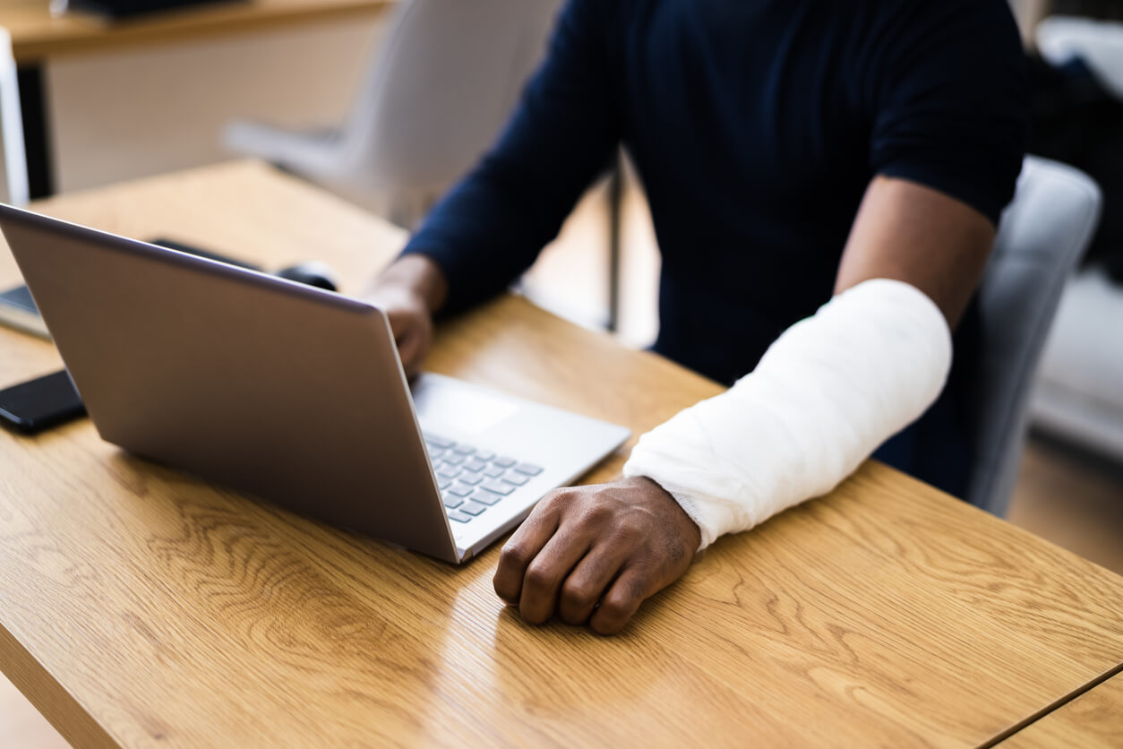 laptop-broken-arm-workers-comp